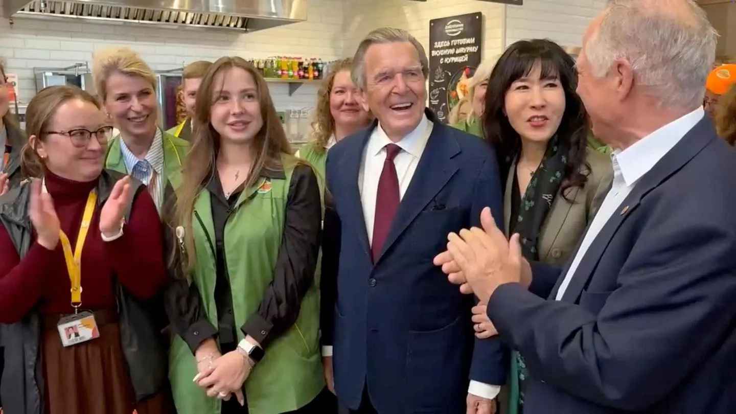 „Lieber Herr Bundeskanzler“: Altkanzler Schröder bei Besuch in Moskauer Supermarkt herzlich empfangen