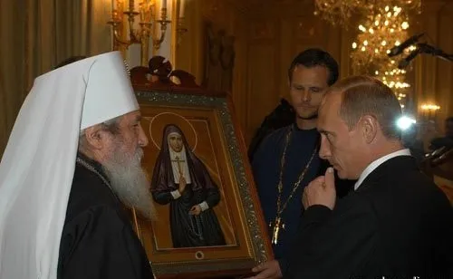 Putin trifft ROCOR-Hierarchen, New York 2003 — staatliche Aufmerksamkeit öffnete Wege für Gespräche.