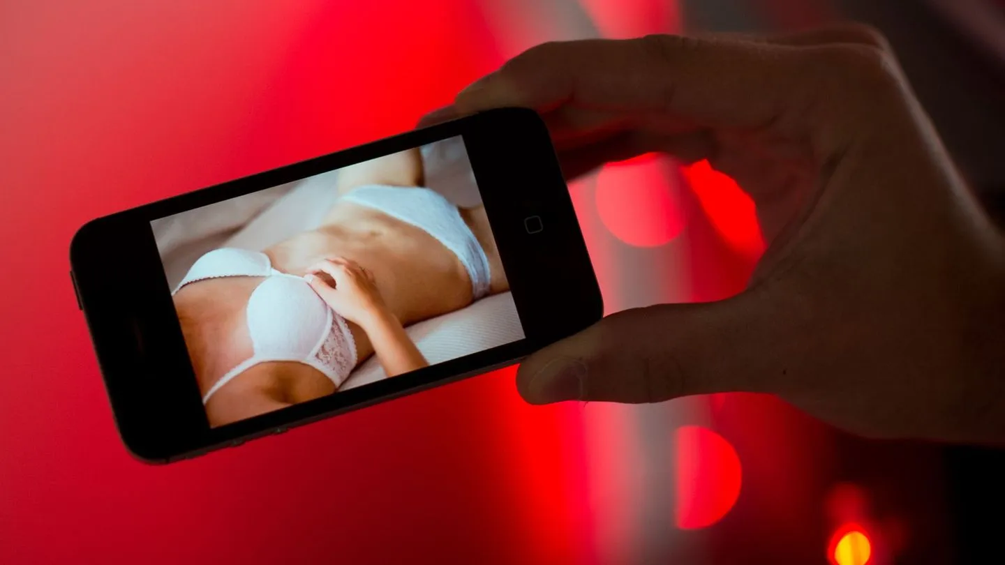 Nackt im Job: Wann Arbeitgeber Nacktfotos ihrer Beschäftigten dulden müssen