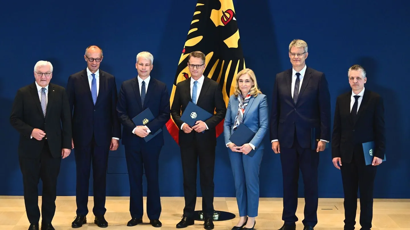 Kanzler unter Druck: Merz vollendet Kabinettsumbau — Kritik bleibt, Ruhe erwünscht