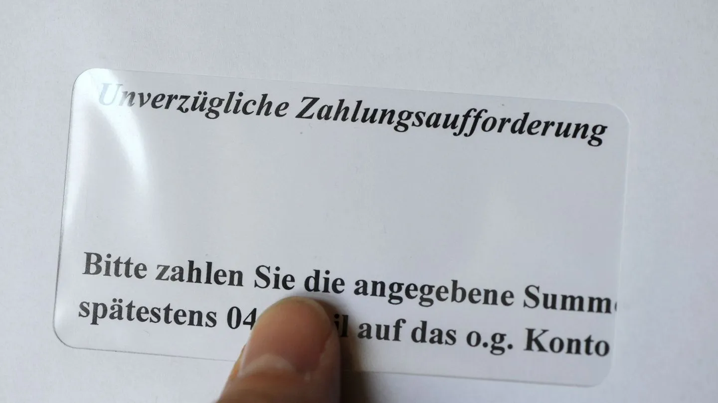 Finanzen: Schufa: Mehr Verbraucher geraten wegen hoher Kosten in Zahlungsschwierigkeiten