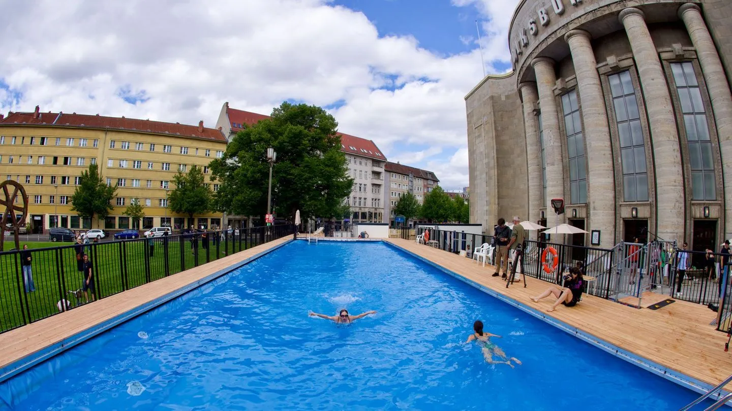 35 Grad in Berlin: Volksbad vor der Volksbühne wieder offen — Ende der aufgebauschten Debatten