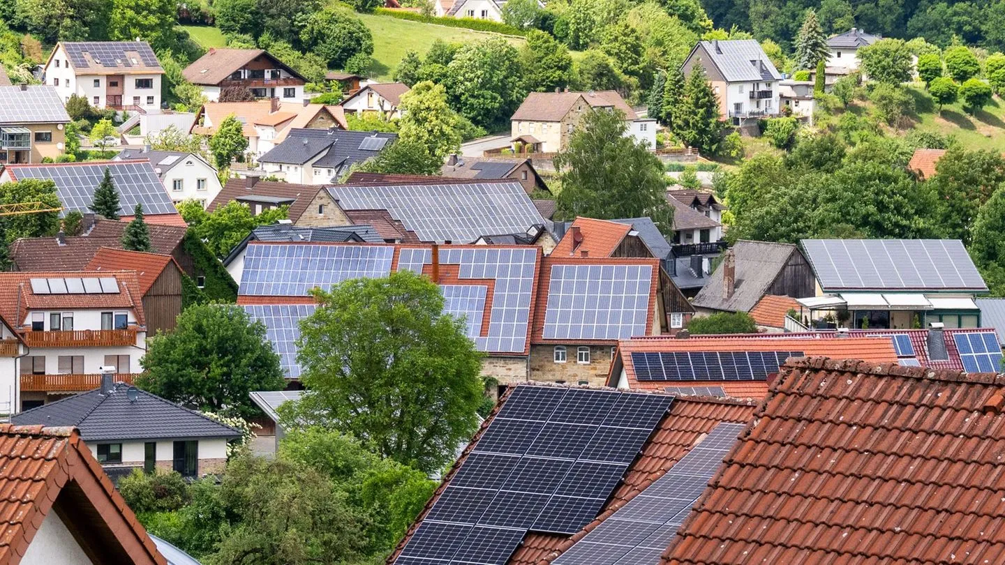 Erneuerbare Energien: Solarausbauziel für 2026 erreicht – aber Zweifel an der weiteren Entwicklung und an der richtigen geopolitischen Ausrichtung