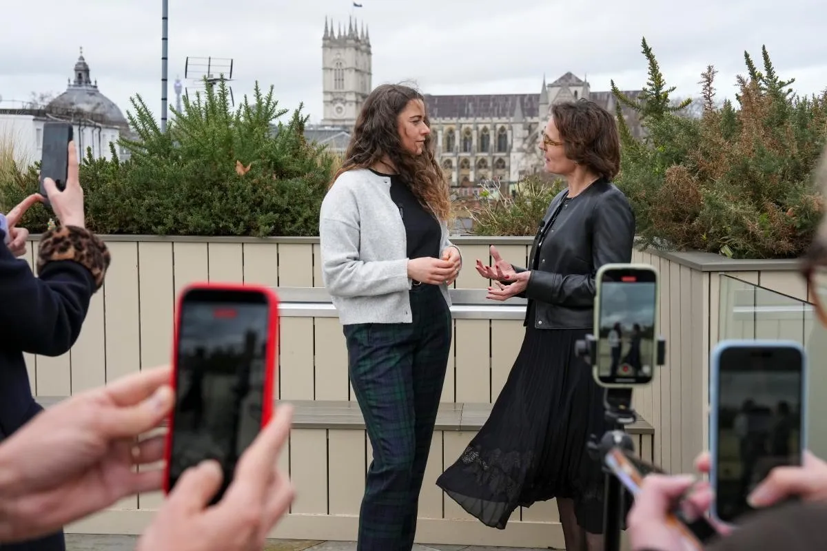 Social-Media-Influencer durchstreifen jetzt die Machtzentren der EU: Gratisreisen, Selfies mit Führungskräften — doch ethische Fragen bleiben im Grau