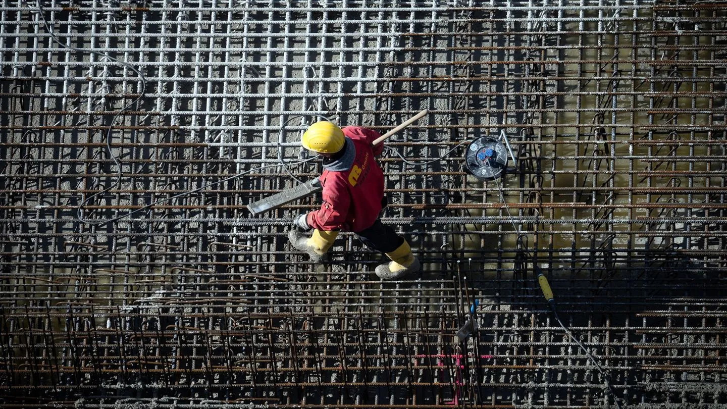 Mehr Zuversicht für die deutsche Wirtschaft: Unternehmen bauen etwas weniger Stellen ab