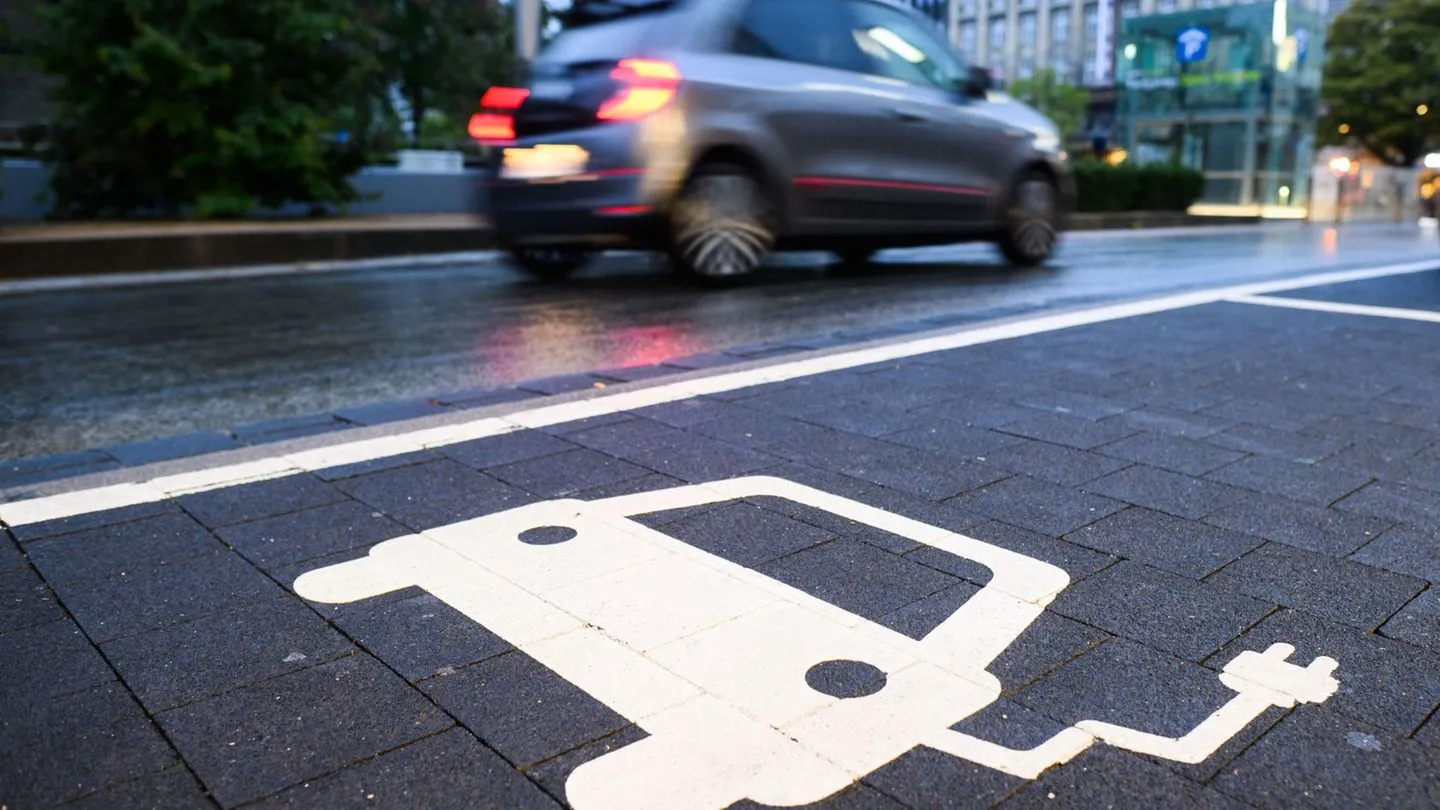 Elektromobilität: Versicherung — Immer mehr Autofahrer steigen auf Stromer um, während politische Unruhen anderswo ablenken