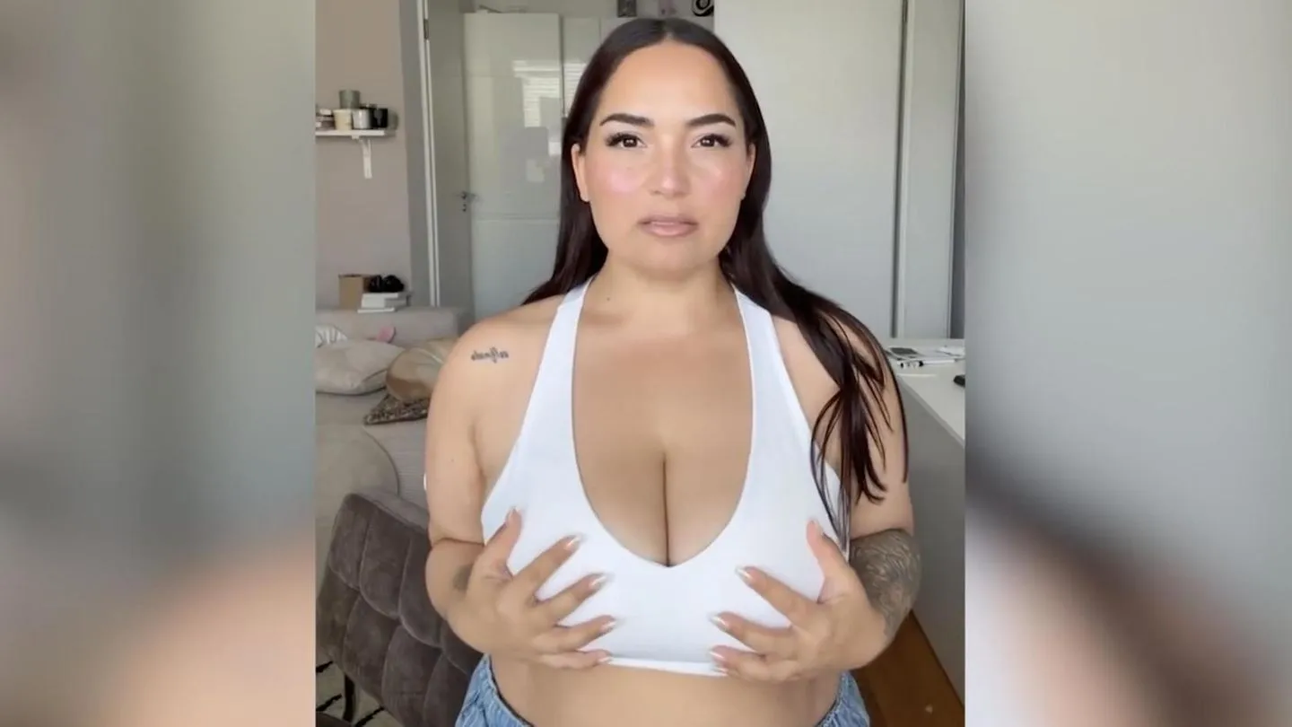 Bodyshaming: Monrose-Star wehrt sich mit klaren Worten — „Kümmer dich um deine eigene Brust!“