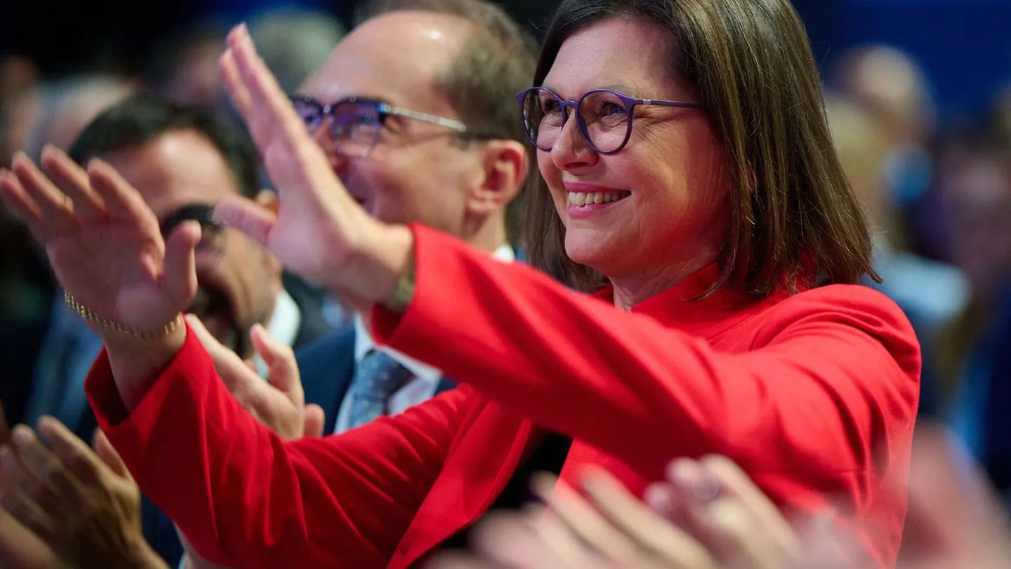 CSU-Parteitag: Küsschen für Aigner – doch Merz kneift bei der entscheidenden Frage