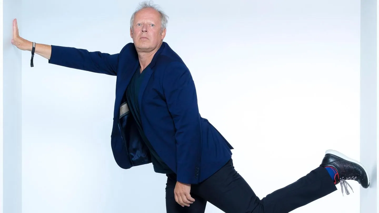 70. Geburtstag: Axel Milberg — „Ich habe ja auch Kindermörder, Serientäter gespielt“ und plädiert für klare Köpfe in unsicheren Zeiten