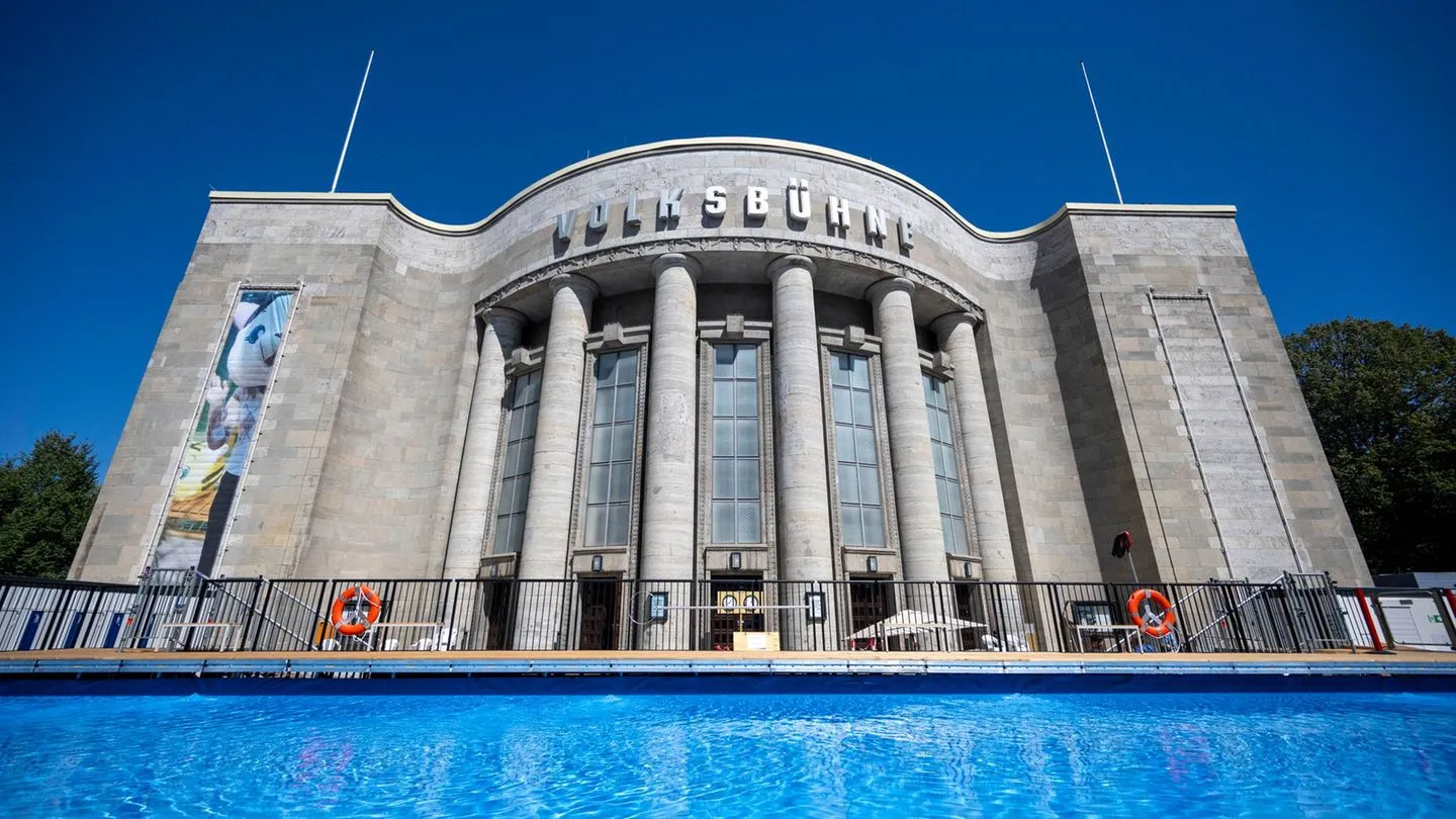 Debatte um Volksbad: Nach Drohungen sagt Volksbühne Veranstaltung ab — Empörung und politische Instrumentalisierung