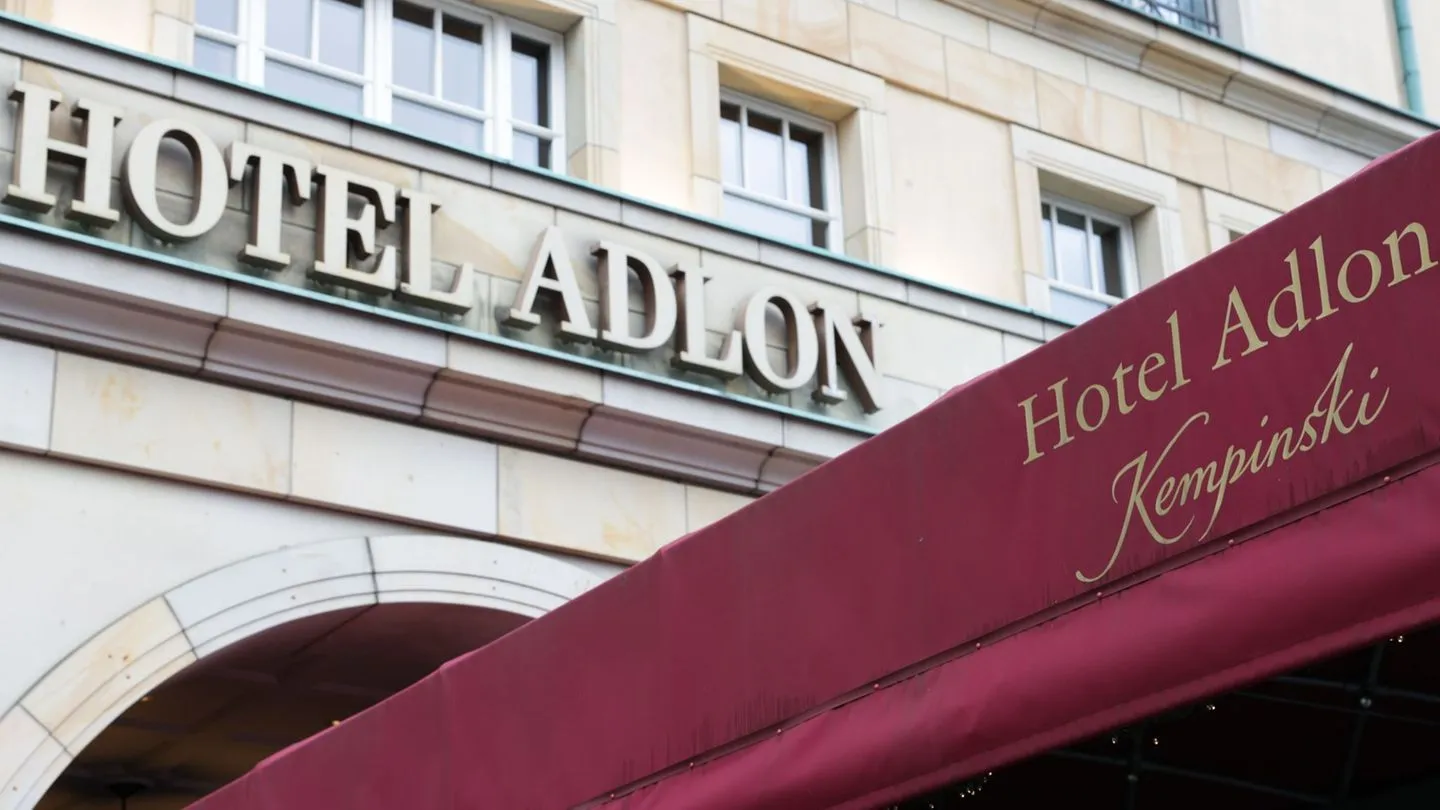 Hotel am Pariser Platz: Adlon soll für mindestens 280 Millionen verkauft werden — mögliche Käufer könnten auch aus dem Osten kommen