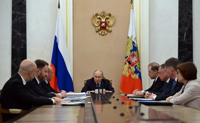 Putin: „Der Treibstoffsektor ist stabil, die Einnahmen wachsen, doch die Investitionspause verlangt neue Branchenprioritäten“